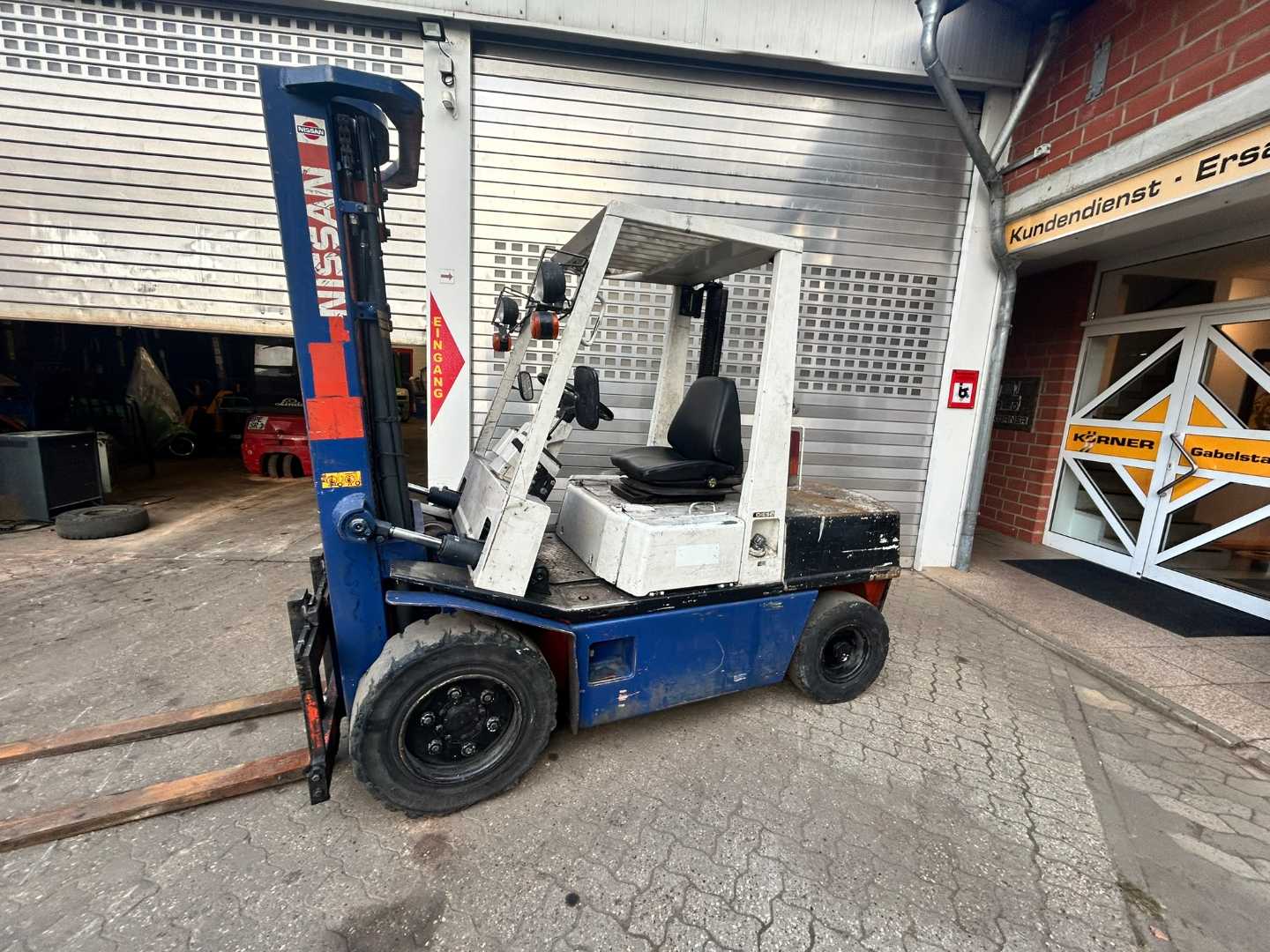 Használt targonca NISSAN EGH02F30U DIESEL VIERRADFRONTSTAPLER (13072185)