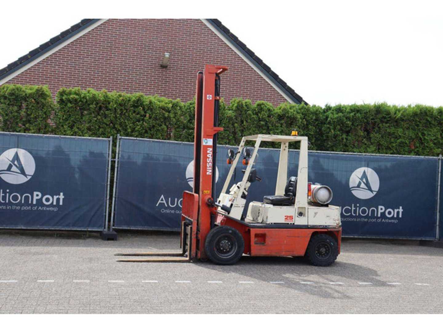 Használt targonca NISSAN PH02A-25U GAS VIERRADFRONTSTAPLER (13064285)