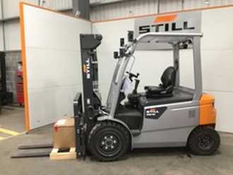 Használt targonca STILL RCE30 ELEKTRO VIERRADFRONTSTAPLER (13072612)
