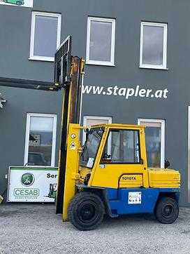 Használt targonca TOYOTA 02-5FD45 DIESEL VIERRADFRONTSTAPLER (13028186)