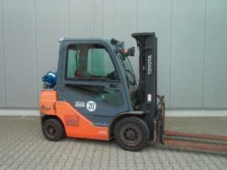 Használt targonca TOYOTA 02-8 FGF-25 GAS VIERRADFRONTSTAPLER (13076416)