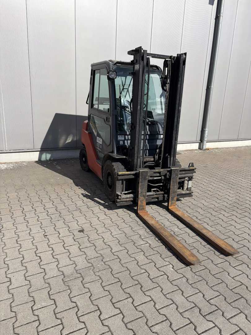Használt targonca TOYOTA 02-8F DF 25 DIESEL VIERRADFRONTSTAPLER (13068241)
