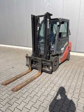 Használt targonca TOYOTA 02-8F DF 25 DIESEL VIERRADFRONTSTAPLER (13068241)