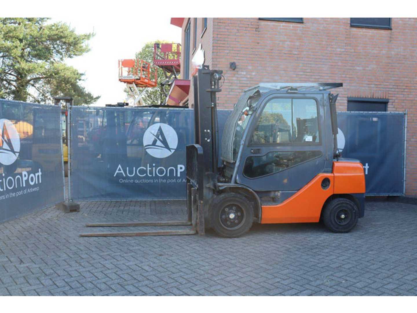 Használt targonca TOYOTA 02-8FDF30 DIESEL VIERRADFRONTSTAPLER (13062976)