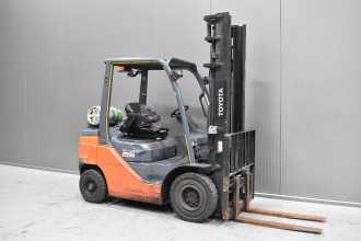 Használt targonca TOYOTA 02-8FGF25 /58292/ GAS VIERRADFRONTSTAPLER (13066176) backdrop