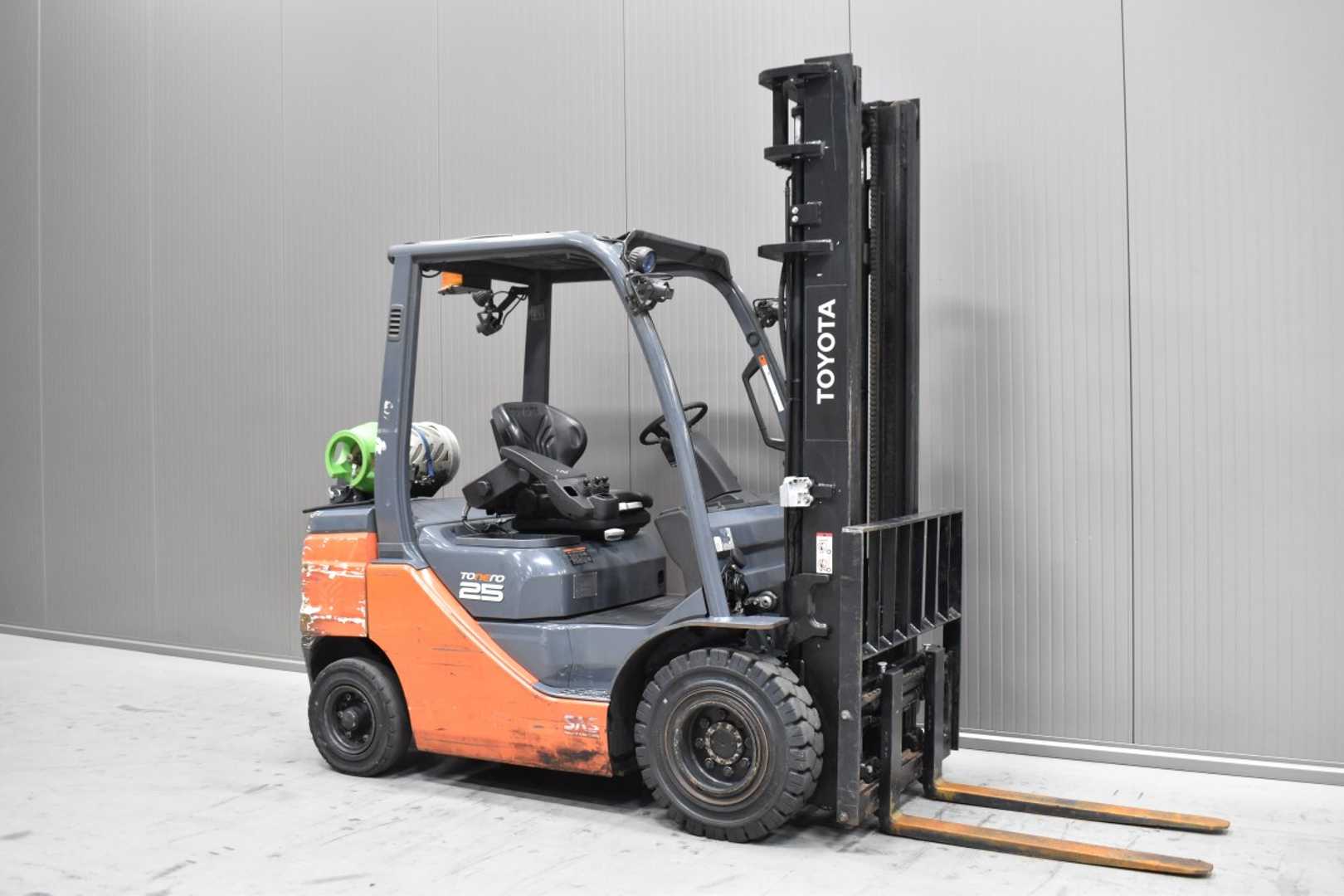 Használt targonca TOYOTA 02-8FGF25 /58293/ GAS VIERRADFRONTSTAPLER (13066177)