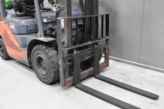 Használt targonca TOYOTA 02-8FGF25 /58294/ GAS VIERRADFRONTSTAPLER (13066952)