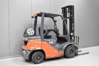 Használt targonca TOYOTA 02-8FGF25 /58297/ GAS VIERRADFRONTSTAPLER (13069547)