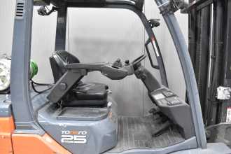 Használt targonca TOYOTA 02-8FGF25 /58297/ GAS VIERRADFRONTSTAPLER (13069547)
