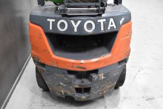 Használt targonca TOYOTA 02-8FGF25 /58300/ GAS VIERRADFRONTSTAPLER (13069549)