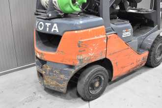 Használt targonca TOYOTA 02-8FGF25 /58303/ GAS VIERRADFRONTSTAPLER (13069552)