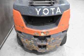 Használt targonca TOYOTA 02-8FGF25 /58303/ GAS VIERRADFRONTSTAPLER (13069552)
