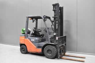 Használt targonca TOYOTA 02-8FGF25 /58304/ GAS VIERRADFRONTSTAPLER (13069553) backdrop