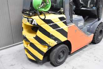 Használt targonca TOYOTA 02-8FGF25 /58305/ GAS VIERRADFRONTSTAPLER (13069554)