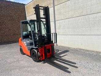 Használt targonca TOYOTA 02-8FGF25 GAS VIERRADFRONTSTAPLER (13071917)