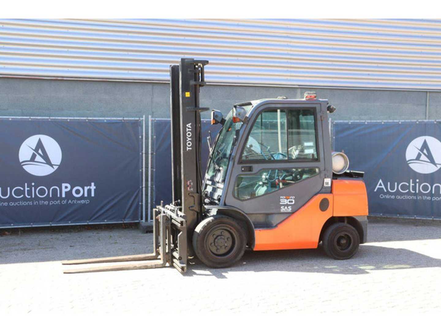 Használt targonca TOYOTA 02-8FGF30 GAS VIERRADFRONTSTAPLER (13063415)