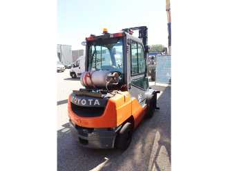 Használt targonca TOYOTA 02-8FGF30 GAS VIERRADFRONTSTAPLER (13063415)