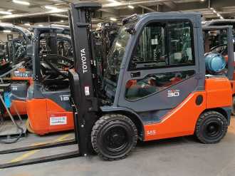Használt targonca TOYOTA 02-8FGF30 *sofort verfügbar* GAS VIERRADFRONTSTAPLER (13067885) backdrop