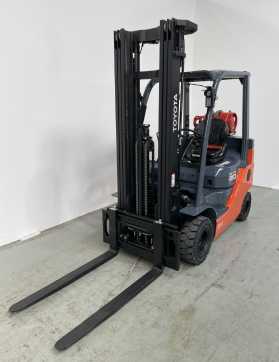 Használt targonca TOYOTA 02-8FGKF20 *sofort verfügbar* GAS VIERRADFRONTSTAPLER (13067883) backdrop