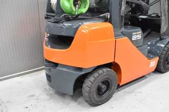 Használt targonca TOYOTA 06-8FG25F /58385/ GAS VIERRADFRONTSTAPLER (13061172)