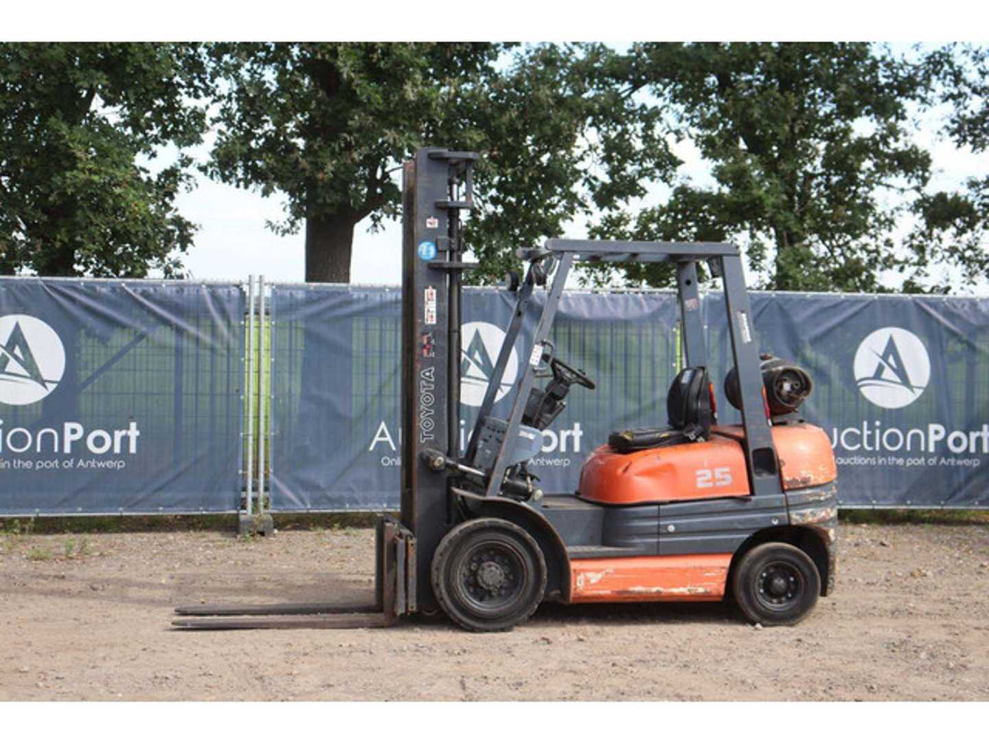 Használt targonca TOYOTA 42-6FGF25 GAS VIERRADFRONTSTAPLER (13065084)