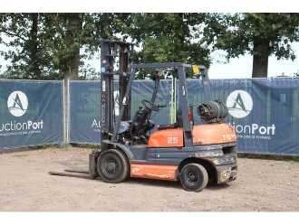 Használt targonca TOYOTA 42-6FGF25 GAS VIERRADFRONTSTAPLER (13065084)