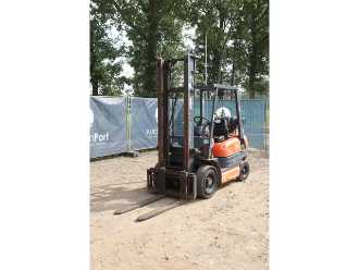 Használt targonca TOYOTA 42-6FGF25 GAS VIERRADFRONTSTAPLER (13065084)