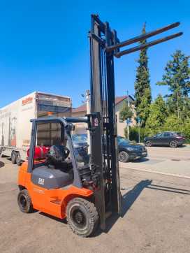 Használt targonca TOYOTA 42-7 FGF25 GAS VIERRADFRONTSTAPLER (13061408)