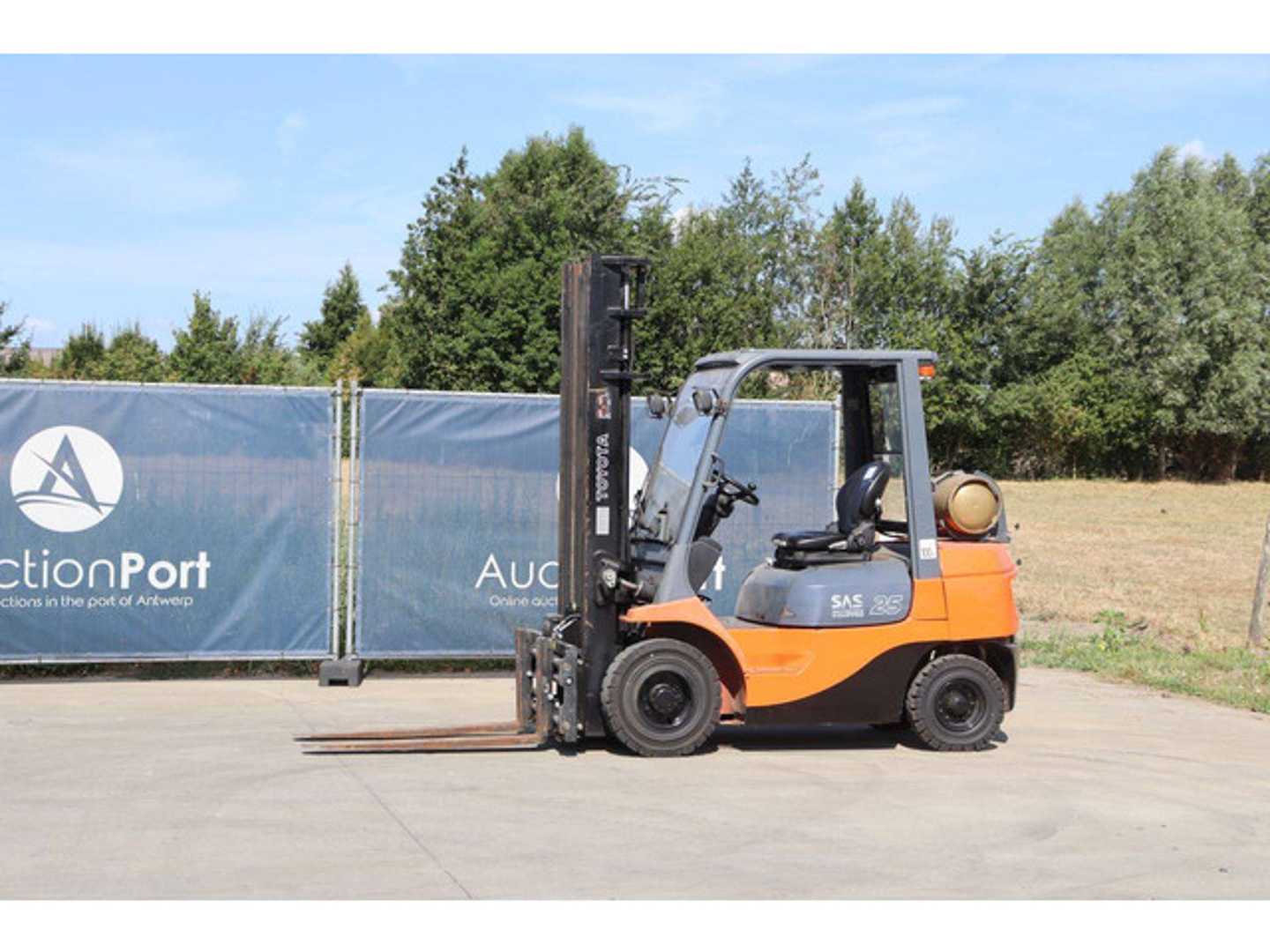 Használt targonca TOYOTA 42-7FGF25 GAS VIERRADFRONTSTAPLER (13062933)