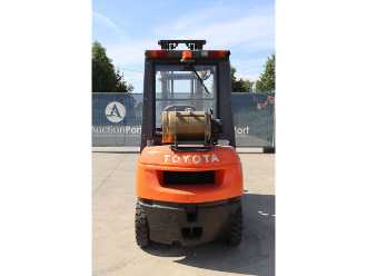 Használt targonca TOYOTA 42-7FGF25 GAS VIERRADFRONTSTAPLER (13062933)