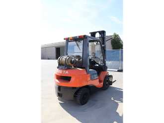 Használt targonca TOYOTA 42-7FGF25 GAS VIERRADFRONTSTAPLER (13062933)
