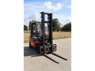 Használt targonca TOYOTA 42-7FGF25 GAS VIERRADFRONTSTAPLER (13062933)