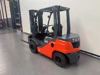 Használt targonca TOYOTA 52-8 FDF 25 DIESEL VIERRADFRONTSTAPLER (13071646)