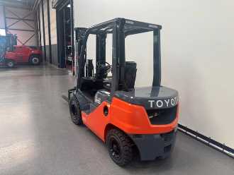 Használt targonca TOYOTA 52-8 FDF 25 DIESEL VIERRADFRONTSTAPLER (13073365)