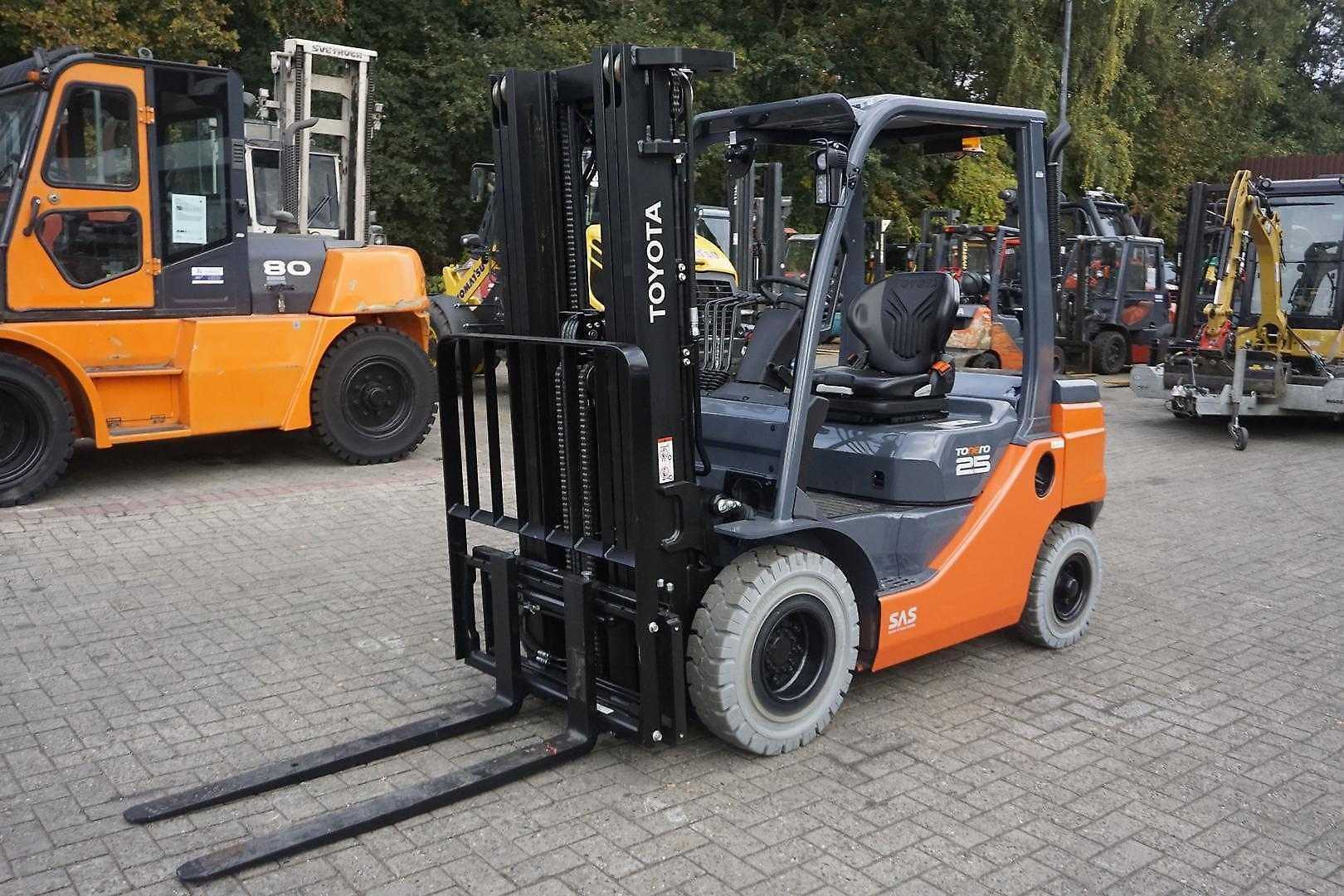 Használt targonca TOYOTA 52-8FDF25 - Neuware DIESEL VIERRADFRONTSTAPLER (12815343)