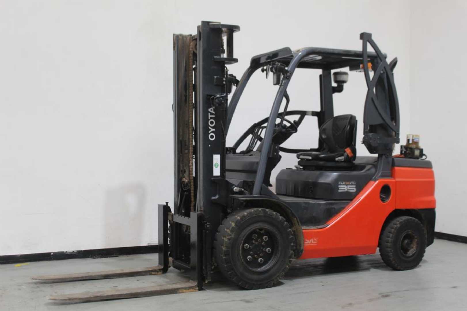 Használt targonca TOYOTA 52-8FDJF35 *sofort verfügbar* DIESEL VIERRADFRONTSTAPLER (13069068)