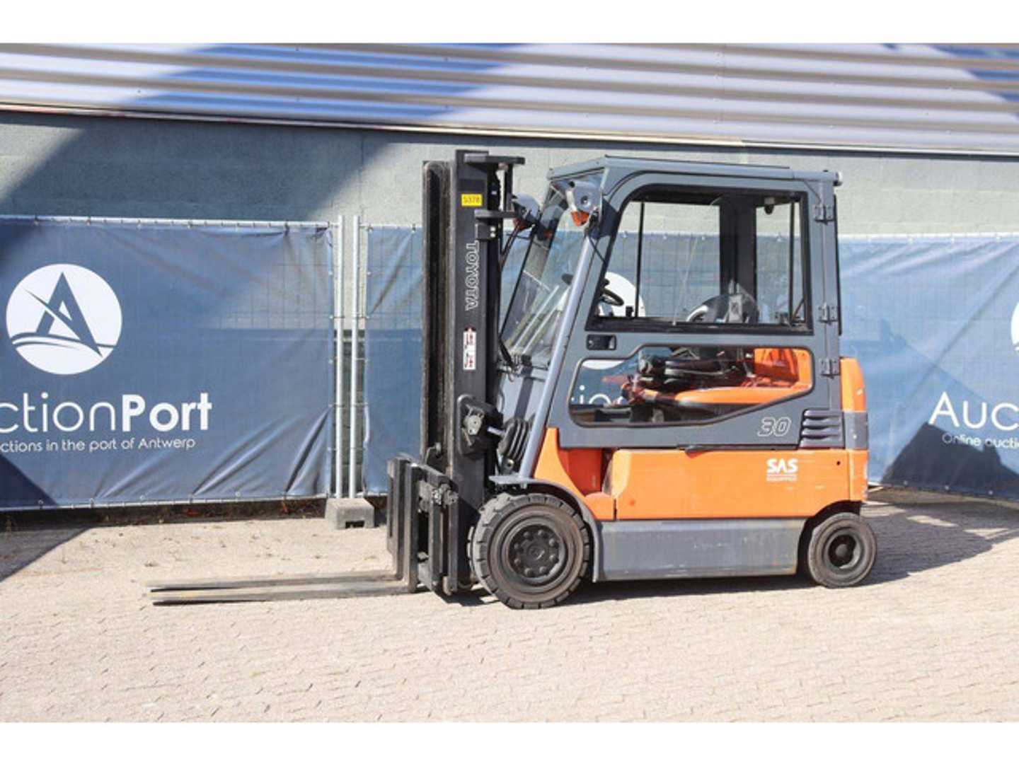 Használt targonca TOYOTA 7FBMF30 ELEKTRO VIERRADFRONTSTAPLER (13063405)