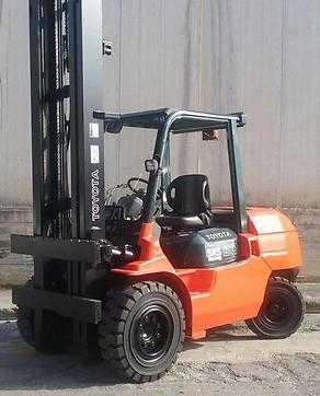 Használt targonca TOYOTA 7FDA50 DIESEL VIERRADFRONTSTAPLER (12434657)