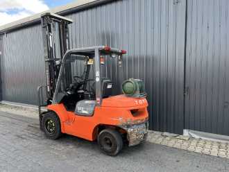Használt targonca TOYOTA 7FGF30 GAS VIERRADFRONTSTAPLER (13060534)