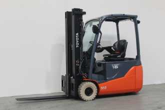 Használt targonca TOYOTA 8FBE16T *sofort verfügbar* ELEKTRO DREIRADFRONTSTAPLER (13067546) backdrop