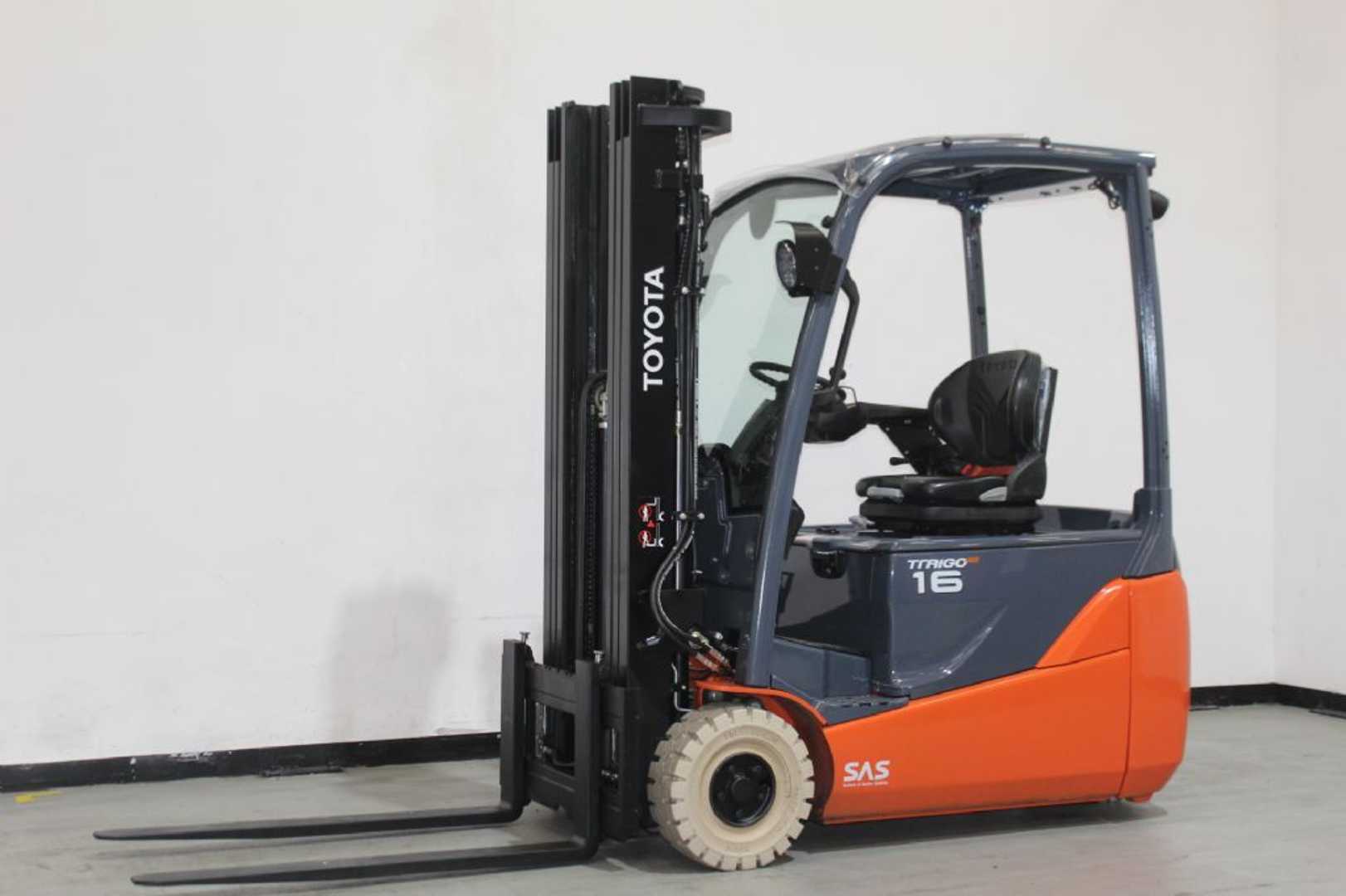 Használt targonca TOYOTA 8FBE16T *sofort verfügbar* ELEKTRO DREIRADFRONTSTAPLER (13069441)