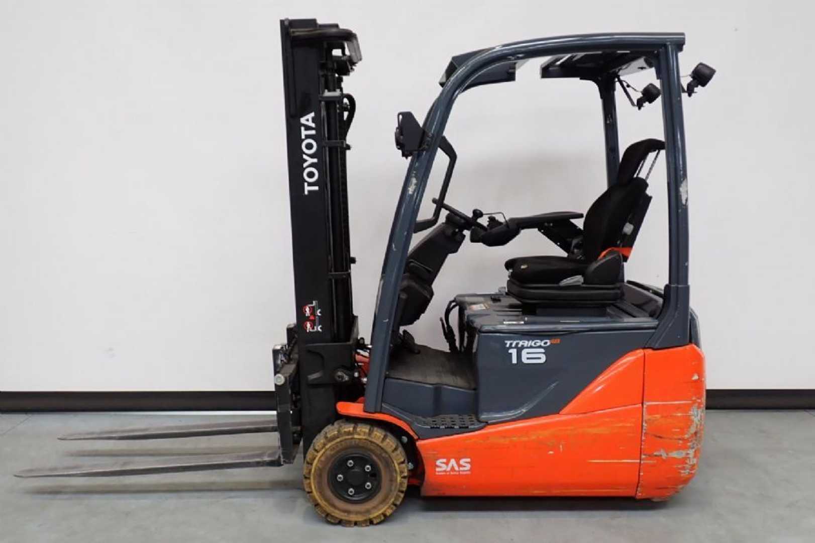 Használt targonca TOYOTA 8FBEK16T *sofort verfügbar* ELEKTRO DREIRADFRONTSTAPLER (13070801)