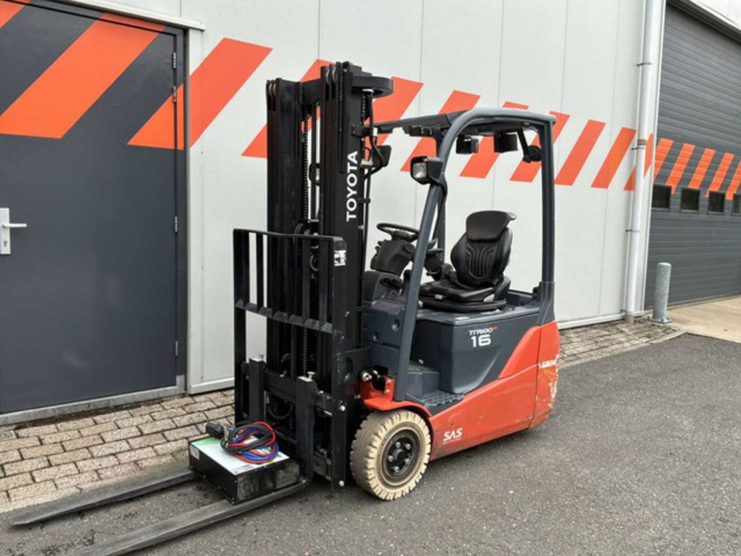 Használt targonca TOYOTA 8FBEKT16 ELEKTRO DREIRADFRONTSTAPLER (13064451)