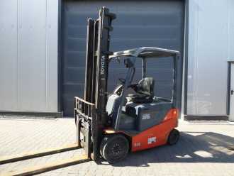 Használt targonca TOYOTA 8FBEKT25 ELEKTRO VIERRADFRONTSTAPLER (12679409) backdrop