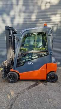 Használt targonca TOYOTA 8FBM20T ELEKTRO VIERRADFRONTSTAPLER (13056731) backdrop