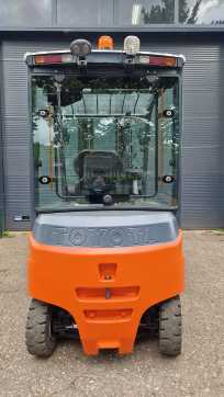 Használt targonca TOYOTA 8FBM25T ELEKTRO VIERRADFRONTSTAPLER (13056732)