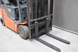 Használt targonca TOYOTA 8FBMK16T /56741/ ELEKTRO VIERRADFRONTSTAPLER (13025437)