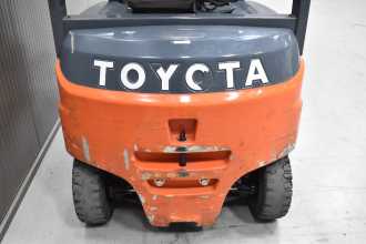 Használt targonca TOYOTA 8FBMKT25 /57622/ ELEKTRO VIERRADFRONTSTAPLER (13039943)