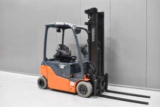 Használt targonca TOYOTA 8FBMT16 /57338/ ELEKTRO VIERRADFRONTSTAPLER (13066414) backdrop
