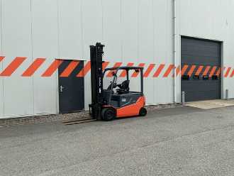 Használt targonca TOYOTA 8FBMT25 ELEKTRO VIERRADFRONTSTAPLER (13050030)